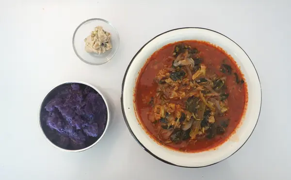 キャベツスープと紫ジャガイモのマッシュポテト